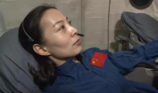 王亚平出舱画面 王亚平出舱画面